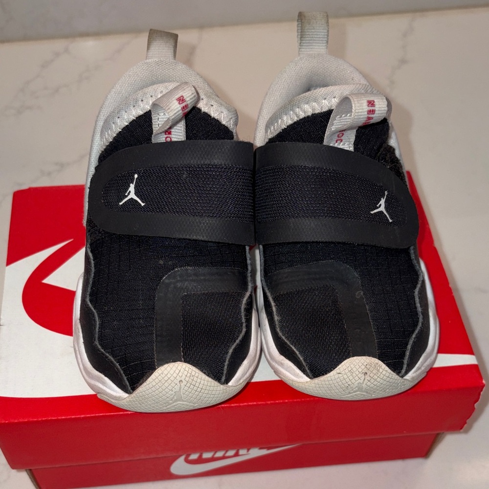 Nike Toddler - Black and Gray Sneakers
Used but in good condition. Size 5C